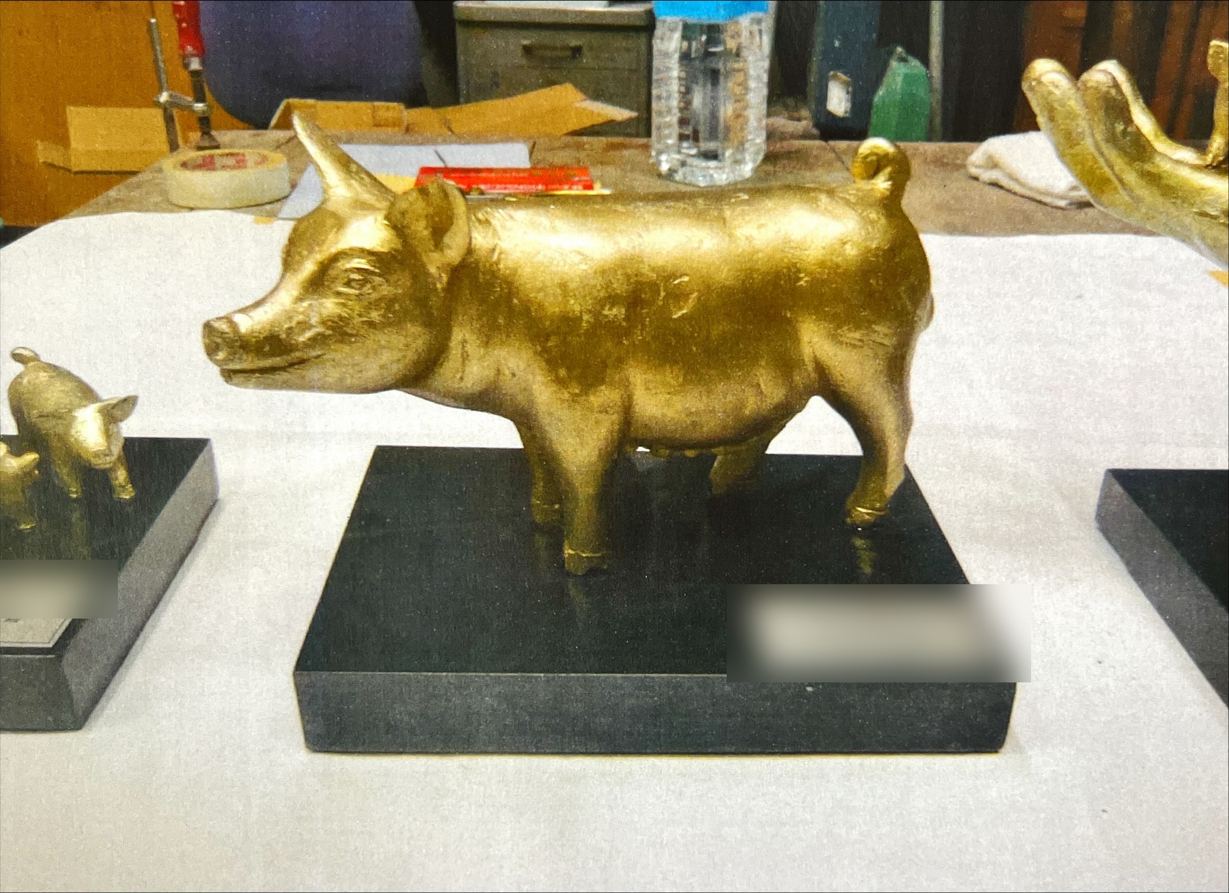 黄金の彫刻作品 — 大きな豚の立像