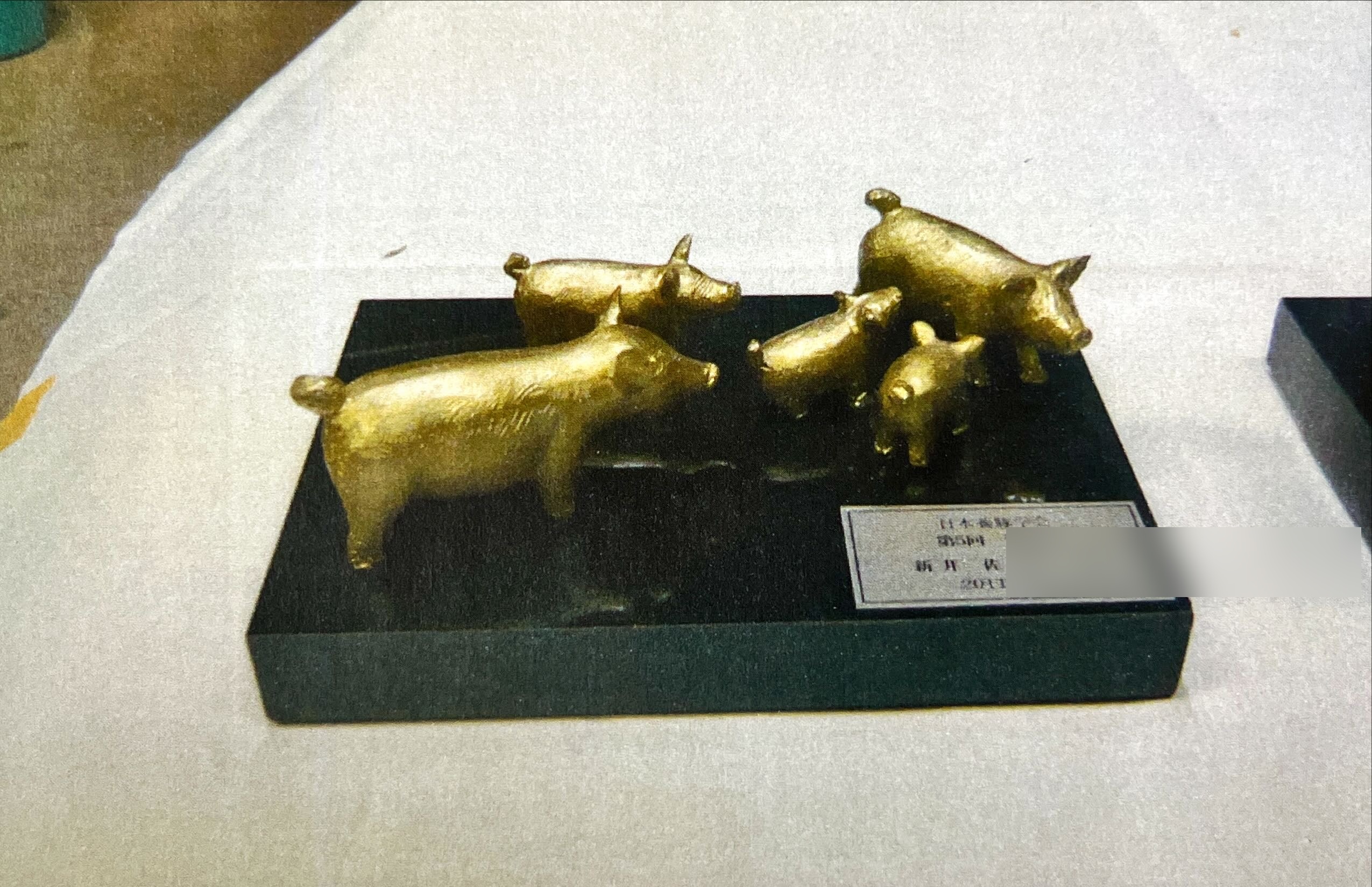 黄金の彫刻作品 — 豚の親子の群像