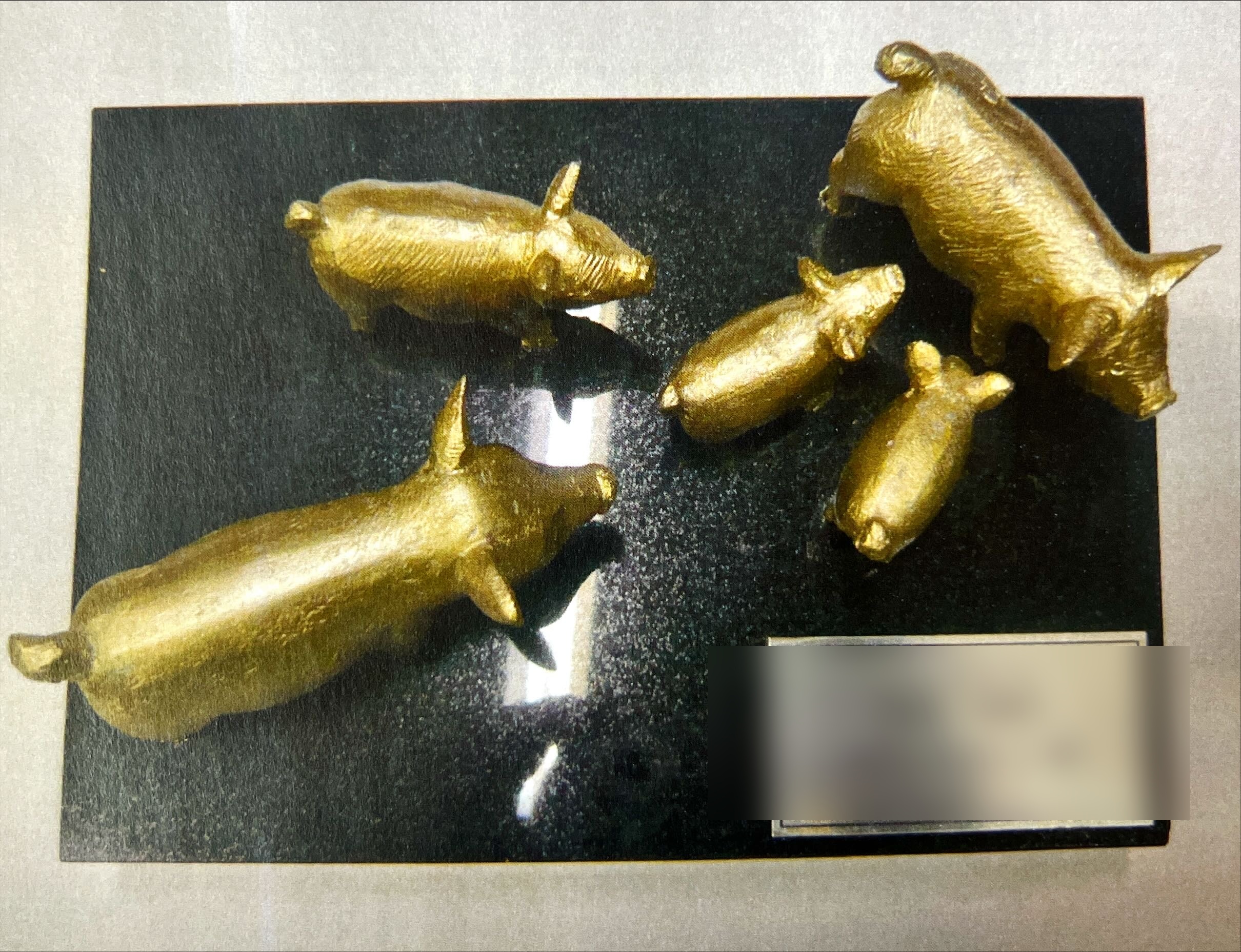 黄金の彫刻作品 — 上から見た豚たちの群像